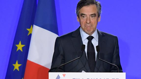 Fillon, inculpado por malversación de fondos públicos