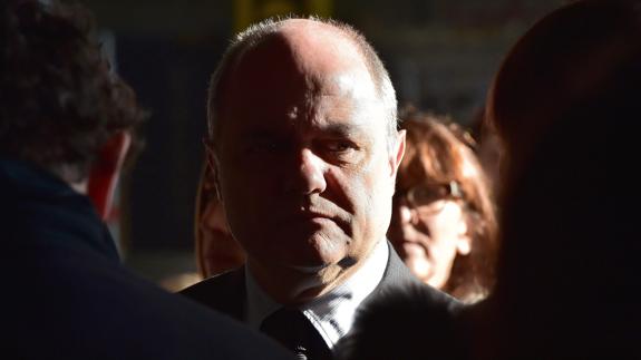 El exministro francés del Interior reconoce que empleó a sus hijas menores