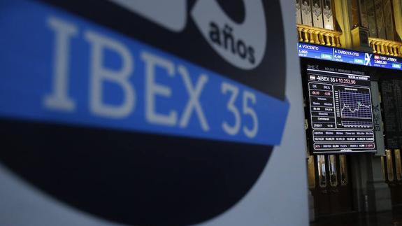 El Ibex-35 aplaza la conquista de los 10.400 y cierra en rojo a solas con Milán