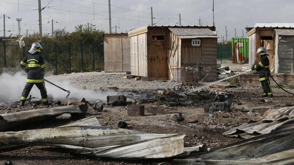 Cientos de inmigrantes realojados tras el incendio de un campamento en Francia