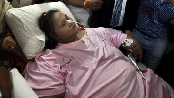 La mujer egipcia operada en la India vuelve a casa con 300 kilos menos