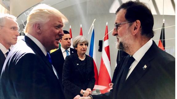 Rajoy saluda a Trump y mantienen una breve conversación en la cumbre de la OTAN