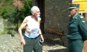 Un anciano se queda semidesnudo ante el colegio electoral de Valdepiélago