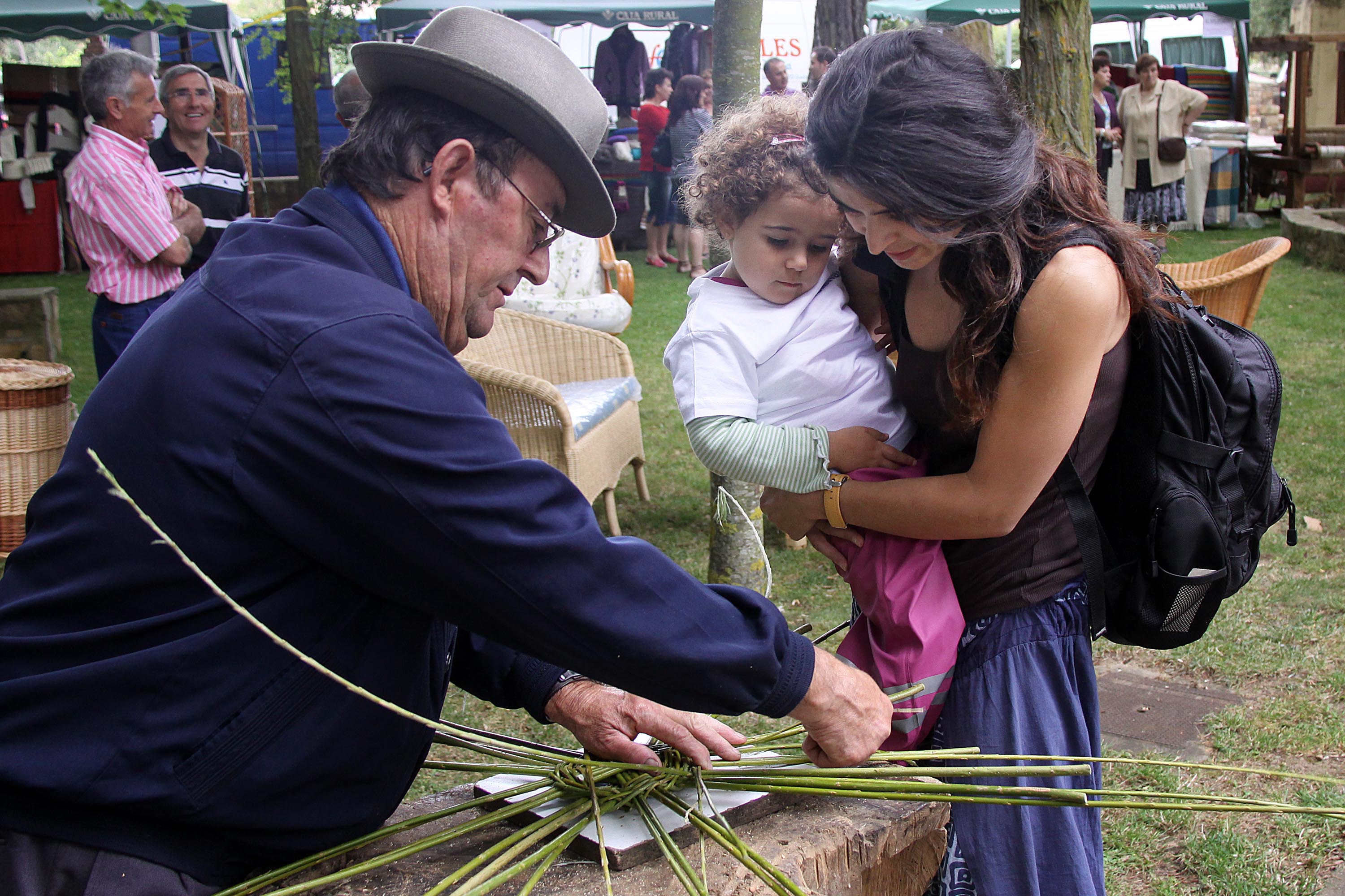 Comienza la XII Feria Artesanal de la localidad leonesa de Val de San Lorenzo
