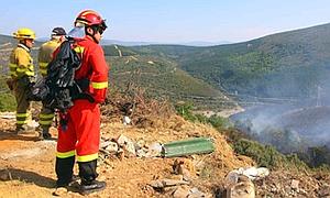 Los vecinos de Pradilla desalojados regresan a sus casas al reducirse el nivel de riesgo del incendio