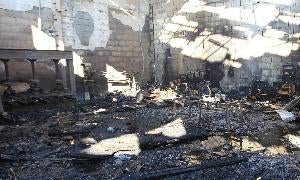 El fuego arrasa una carpintería de Ponferrada