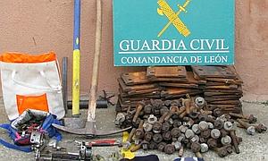Dos detenidos cuando robaban material de la antigua línea ferrea 'Vía de la Plata' en San Martín de Torres