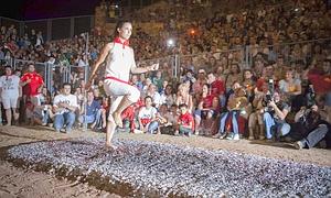 Más de 2.000 personas presencian el ritual de 'El Paso del Fuego' en San Pedro Manrique