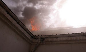 La Junta refuerza los efectivos que luchan contra el incendio en el Ayuntamiento de León
