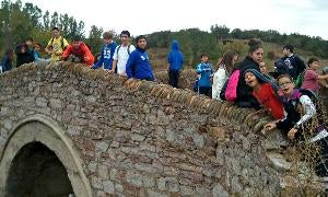 Medio centenar de alumnos de La Asunción hacen senderismo por el valle del Torío