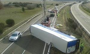 El vuelco de dos camiones complica el tráfico en la A-6 en Castilla y León