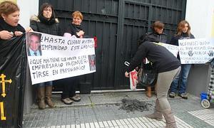 Más de un centenar de mujeres de mineros se concentran frente a la sede del Grupo Alonso
