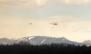 Frenan el avance del incendio de Santovenia del Monte mientras se trabaja en el control del flanco izquierdo