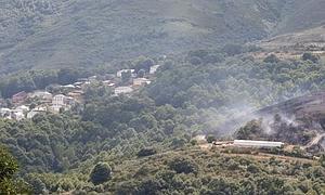 El incendio de Moldes, que alcanzó nivel 1, arrasó ocho hectáreas de pasto, brezo y mata de roble