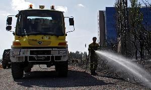 Un incendio amenaza varias viviendas