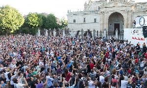 Más de dos mil personas baten el récord mundial de aparición de varitas mágicas