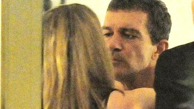 Antonio Banderas es 'pillado' con una rubia desconocida en Cannes