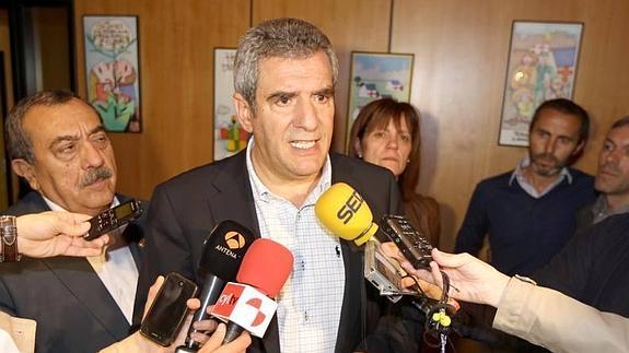 Julio Villarrubia fue apartado del PSOE regional en 2014 por la dimisión de 25 miembros de su Ejecutiva