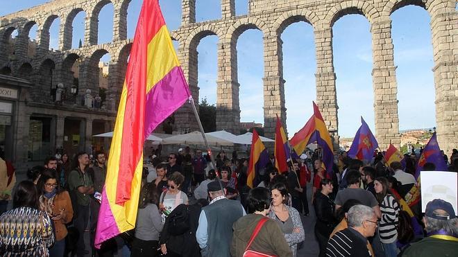Banderas republicanas ondean en el Azoguejo