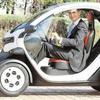 El universitario de cazadora verde que subió por primera vez a un Twizy