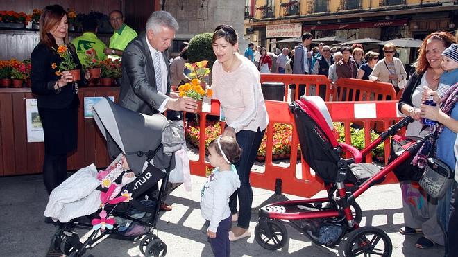 El Ayuntamiento reparte 1.500 plantas para celebrar el Día Mundial del Medio Ambiente