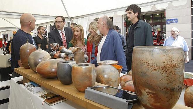 La Calle Mayor, escaparate de 35 ceramistas hasta el domingo