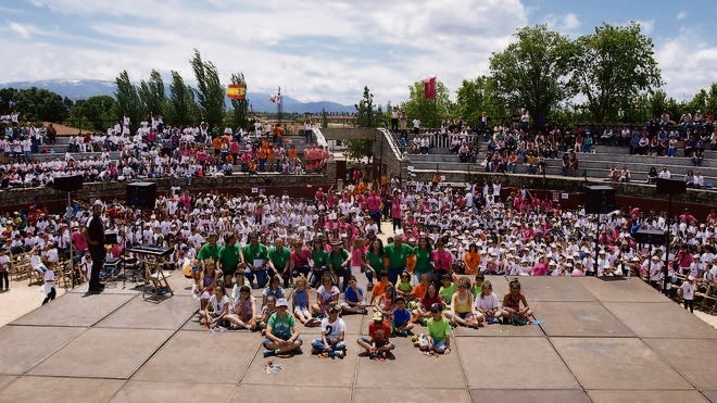 Más de 1.200 niños danzan y aprenden