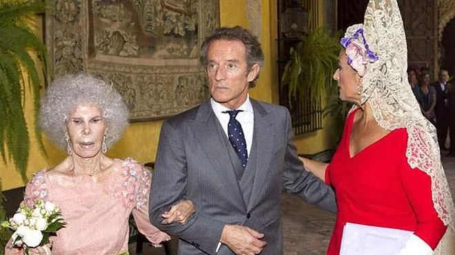 Problemas de salud impiden que la duquesa de Alba acuda a la boda del hijo de Carmen Tello