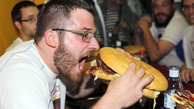 ¿Es capaz de comerse una hamburguesa de dos kilos en media hora?