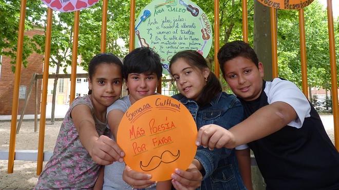 La poesía conquista la calle en el paseo del Cauce