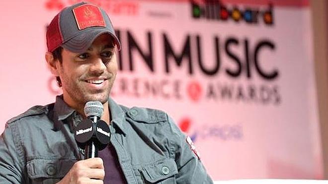 Denuncian a Enrique Iglesias por plagio