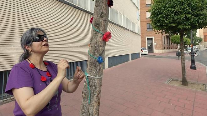 La plaza que disfrazó sus bolardos con fundas de ganchillo