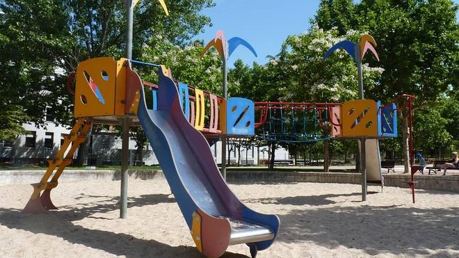 Los niños de Belén votan en referéndum para elegir los columpios de su barrio