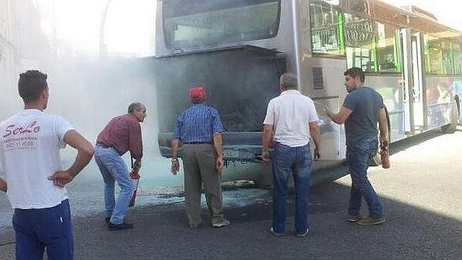 Un autobús de Aspace se incendia en plena vía en San Andrés y provoca graves atascos