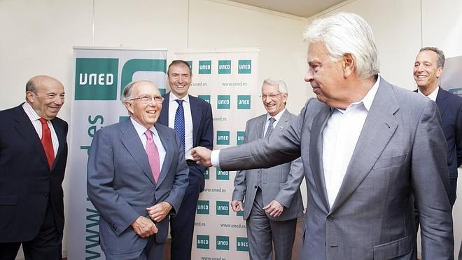 Felipe González echa de menos el «coraje» y el «diálogo» de Adolfo Suárez