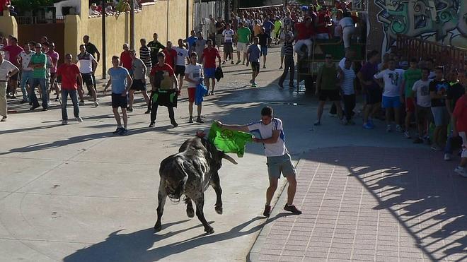 Un persona acaba herida por asta de toro en el encierro de Villanueva