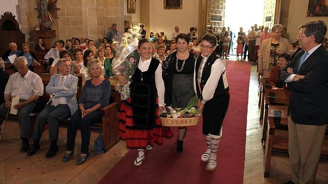 La ofrenda a la patrona pone fin a la Fiesta de la Tierra de Segovia