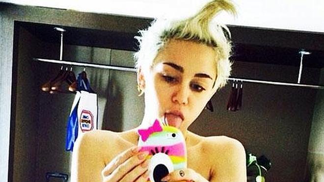 Miley Cyrus vuelve calentar Instagram con un selfie ligera de ropa