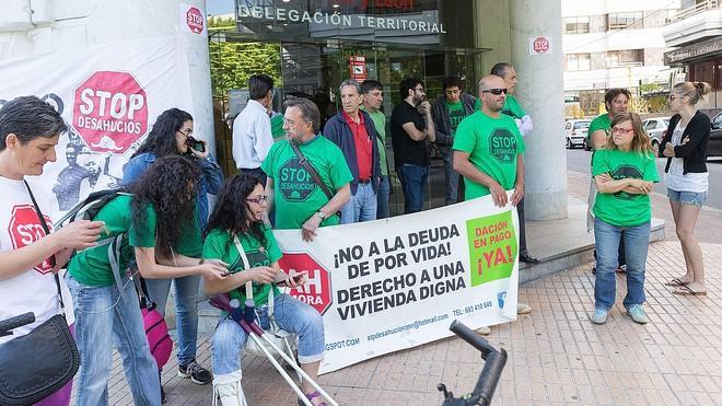 La Junta solicitará la suspensión del desahucio del hijo del hombre encadenado