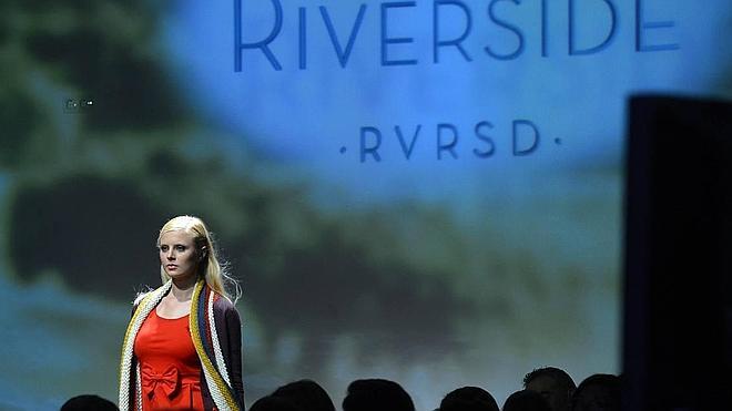 Riverside viste a una mujer urbana con una colección chic y vintage