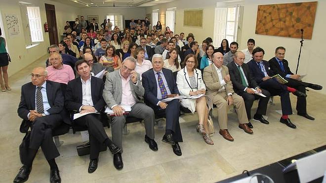 Un centenar de personas se congregan entorno al Foro de Empleo y Lanzaderas