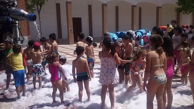 Herido un operario en la fiesta de la espuma del barrio Girón