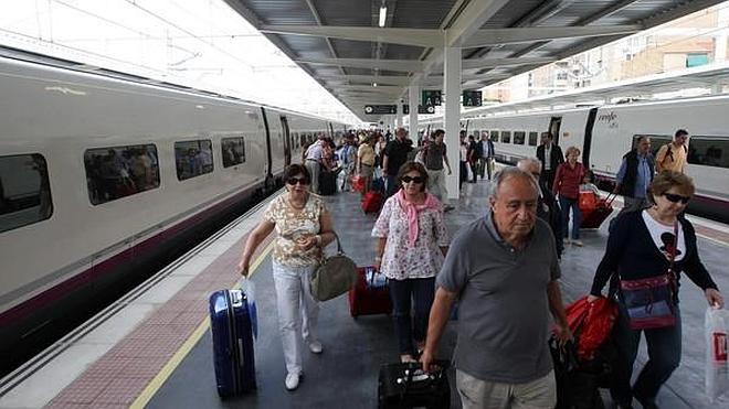 Renfe llevará a partir de julio el equipaje 'puerta a puerta' en los trenes AVE y larga distancia de Castilla y León