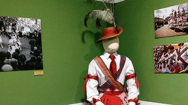 Cisneros muestra con orgullo las características de la danza vinculada a la cofradía