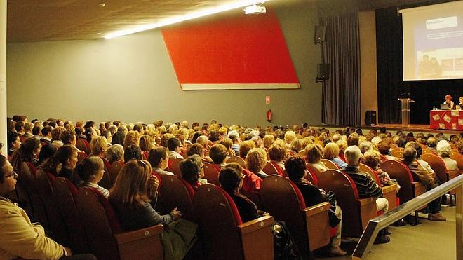 Dos mil alumnos viven con incertidumbre el futuro del plan de educación de adultos