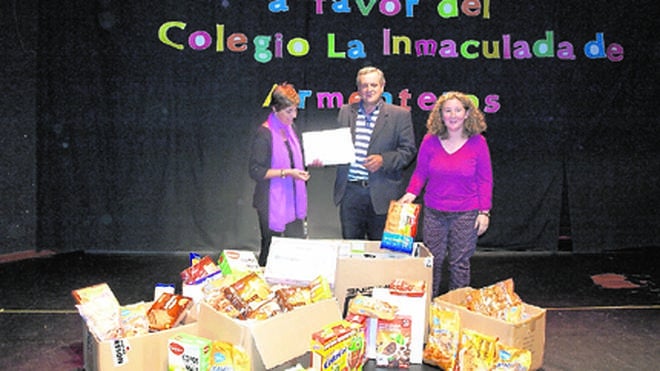 Recaudan 600 euros y alimentos para el colegio de Armenteros con una gala