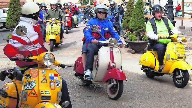 Más de 150 Vespas participan en la concentración de Mucientes