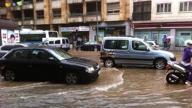 Una tromba de agua anega calles y garajes en la ciudad