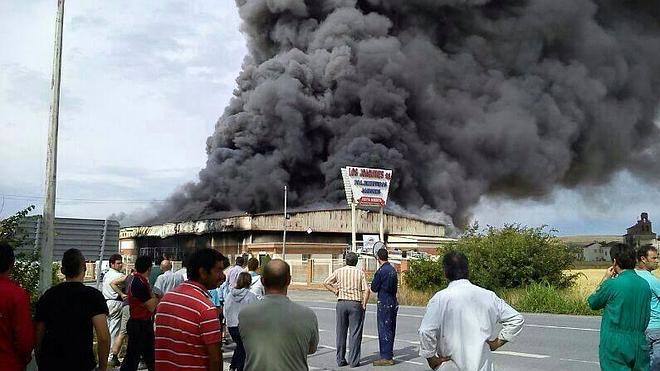 El fuego devora la planta de embutidos de Los Joaquines