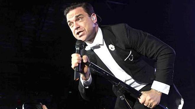 Robbie Williams se cae del escenario y rompe un brazo a un fan